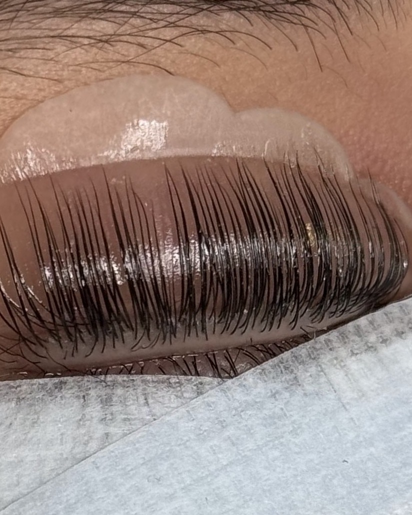 Lash lift tijdens de behandeling, close-up van gelifte wimpers