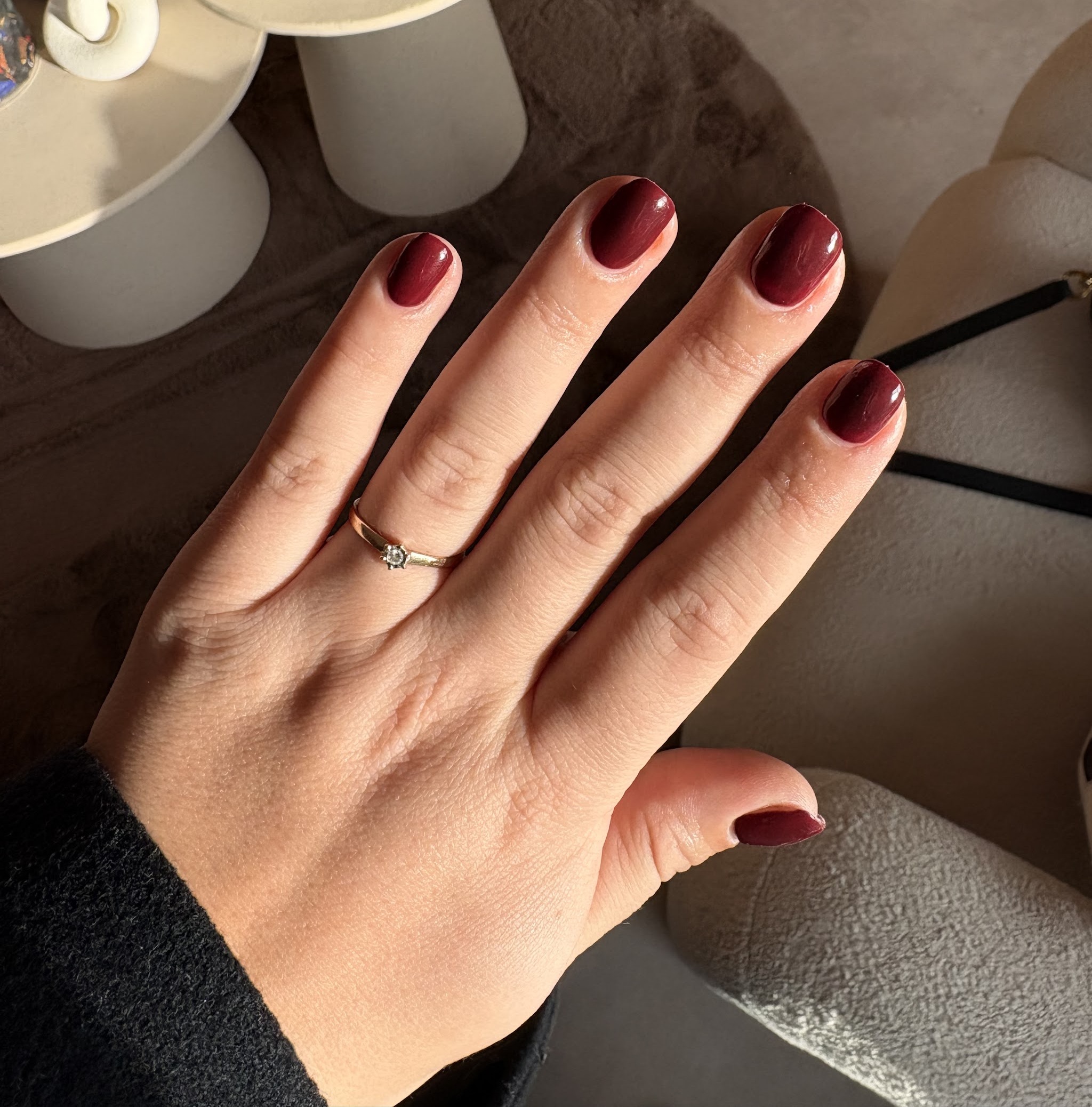 Rode nagels met een ring, in de salon