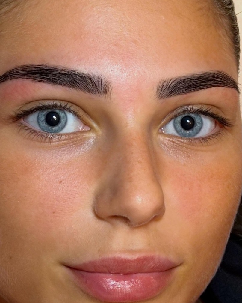 Klant van Noaréa Beauty met gelamineerde wenkbrauwen en gelifte wimpers