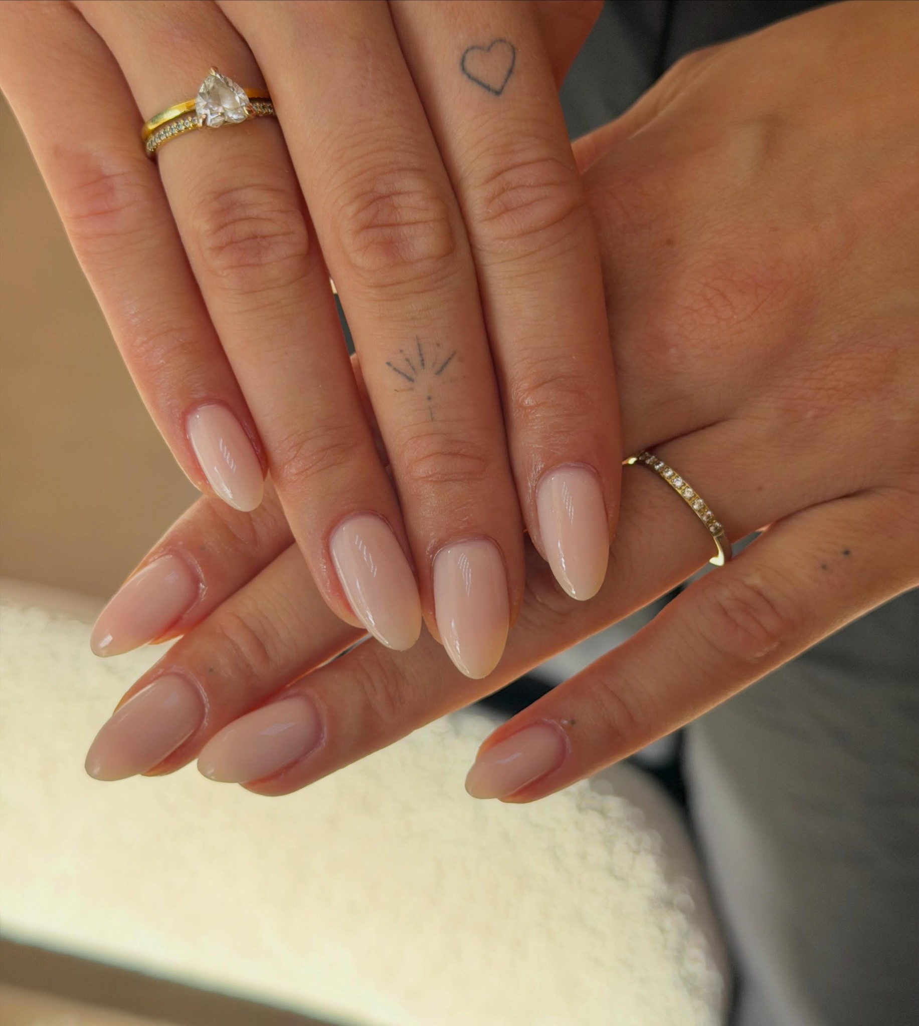 Nude almond BIAB-nagels, werk van Noaréa Beauty
